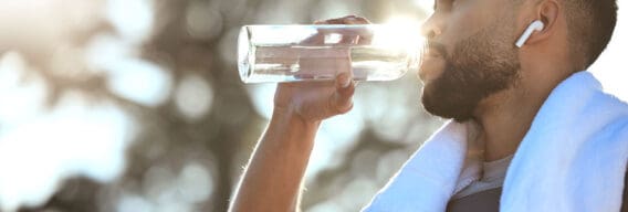 Controla la sudoración con el consumo de agua